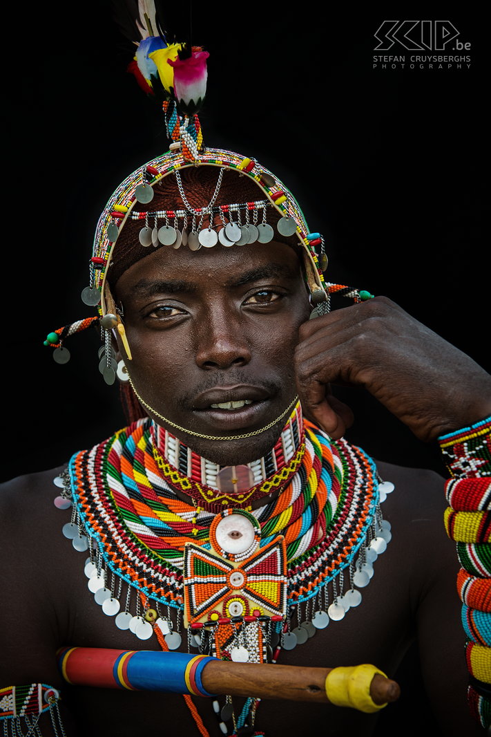 Suguta Marma - Samburu moran Samburu morans adorn themselves with colorful beads, all kind of necklaces and bracelets and big earplugs. They color their hear using red. Some of them use a small cloth over the part of their hair to keep the braids in place. Stefan Cruysberghs